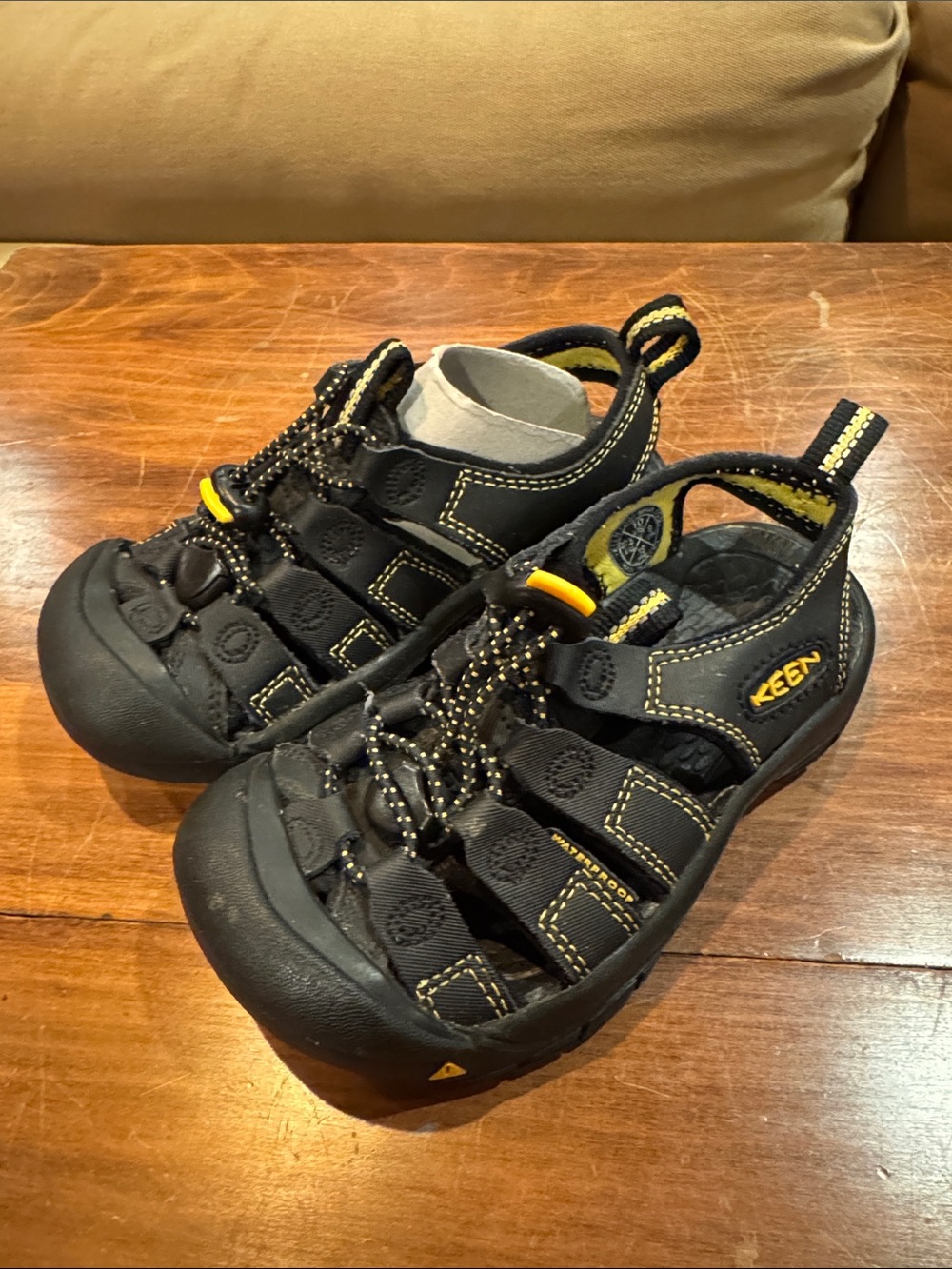 NWOT KEEN Black Sandal Kids 10 Adjustable Toggle Travel Comfort Walking Black